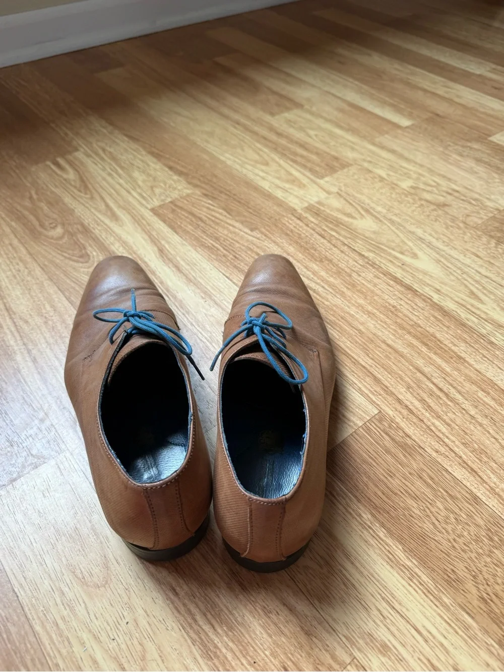 Classic Men’s Brown Leather Derby Shoes with Blue Laces